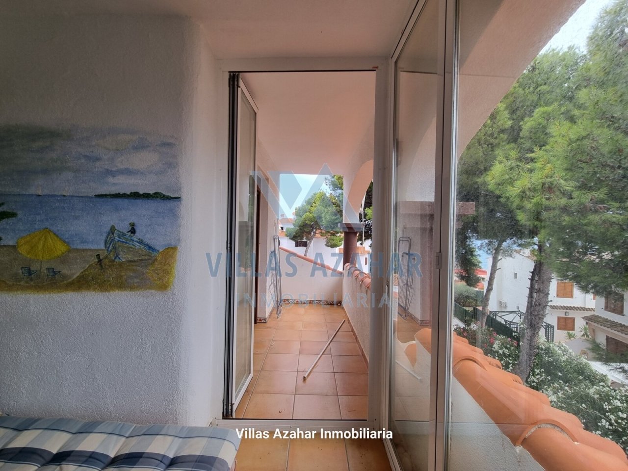 Lichtdurchfluteter Seitengang mit Panoramaverglasung - Ihre Verbindung zwischen Innen- und Außenraum!