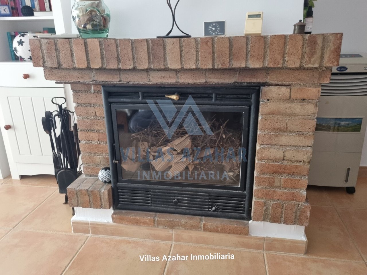 Gemütlicher Klinker-Kamin mit Sichtscheibe - Wärme und Charme in einem!