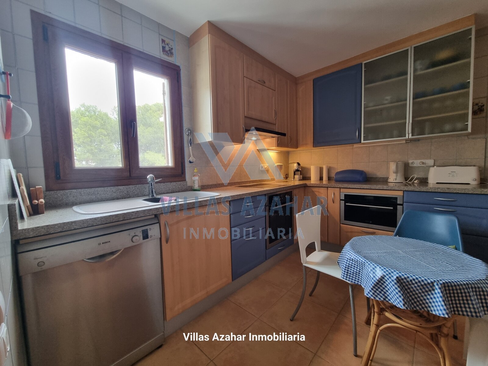 Moderne Einbauküche mit Panoramafenster und durchdachter Arbeitsflächengestaltung Moderne Einbauküche mit Panoramafenster und durchdachter Arbeitsflächengestaltung