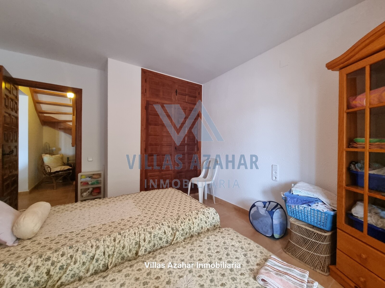 Charmantes Schlafzimmer mit rustikaler Holztür und integrierter Treppe - Maximale Raumnutzung durch geschickte Möblierung! Charmantes Schlafzimmer mit rustikaler Holztür und integrierter Treppe - Maximale Raumnutzung durch geschickte Möblierung!