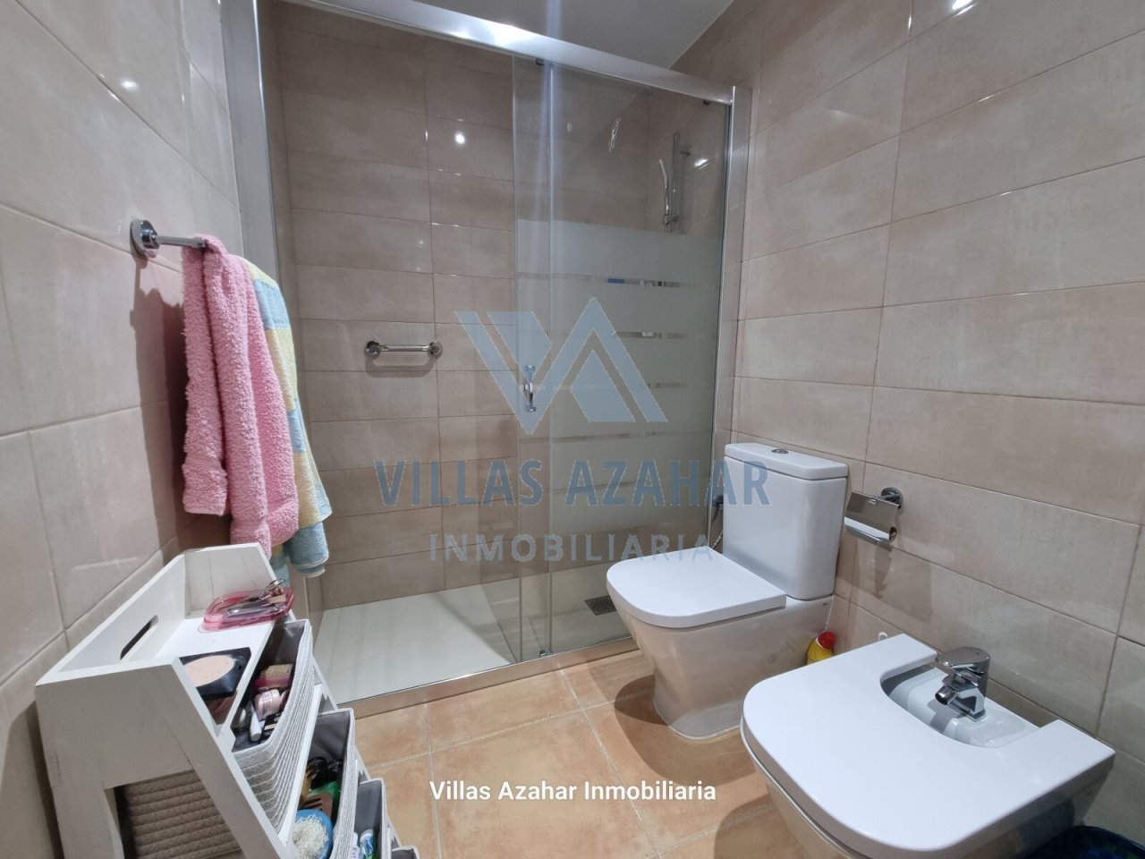 Modernes Badezimmer mit Komfort: Edle Glasdusche, praktische Stauraummöbel und hochwertige Sanitärausstattung