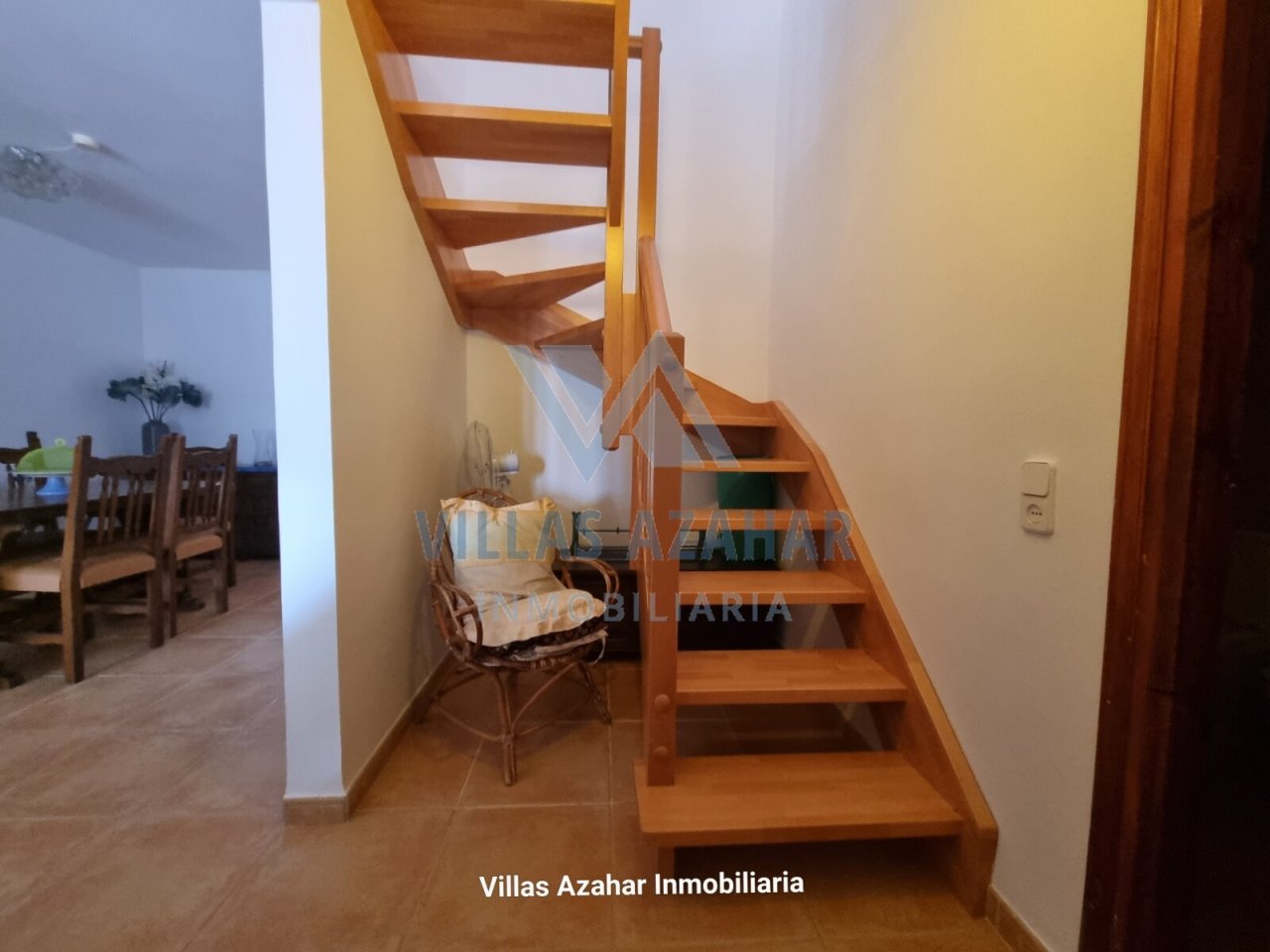 Lichtdurchflutete Holztreppe mit offener Raumgestaltung - Verbindet Geschosse elegant und modern!