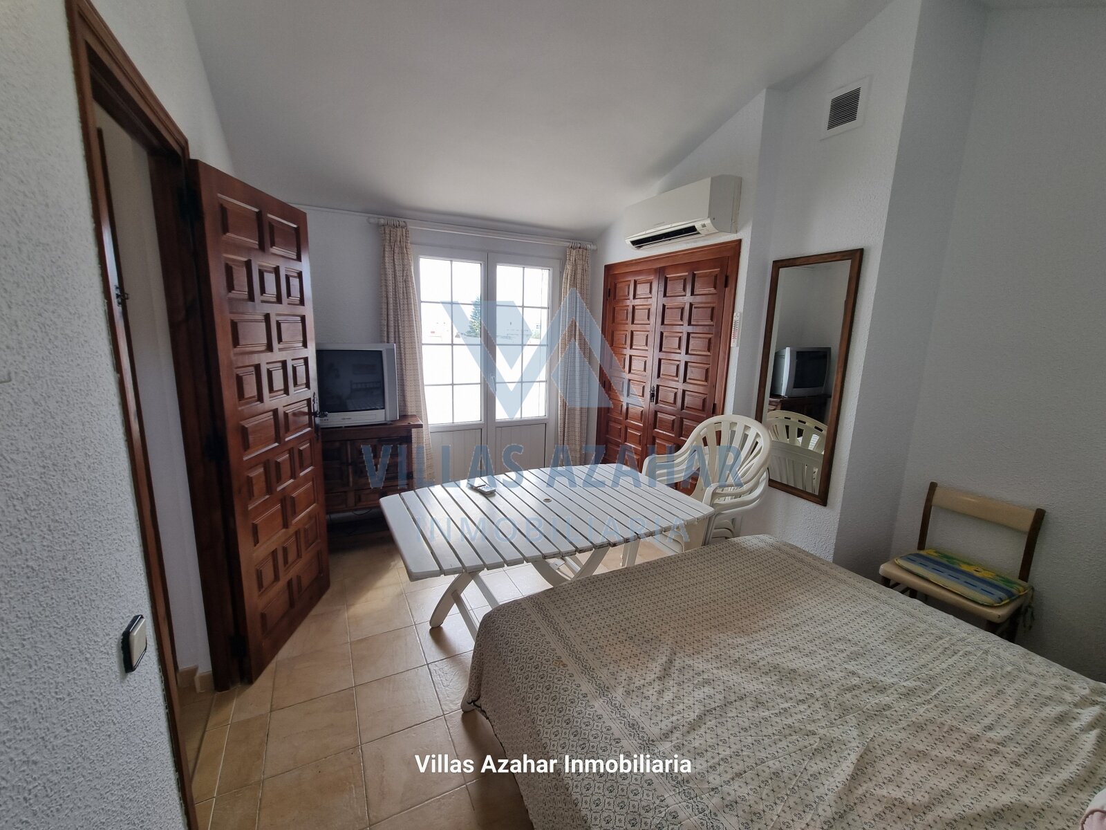 Komfort pur: Klimatisiertes Zimmer mit charmantem Altbau-Charakter und praktischer Raumaufteilung Komfort pur: Klimatisiertes Zimmer mit charmantem Altbau-Charakter und praktischer Raumaufteilung