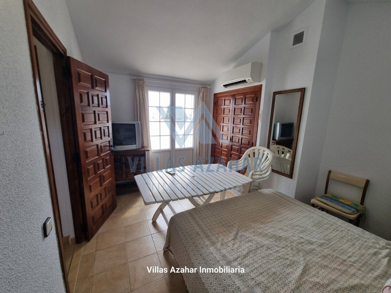 Komfort pur: Klimatisiertes Zimmer mit charmantem Altbau-Charakter und praktischer Raumaufteilung