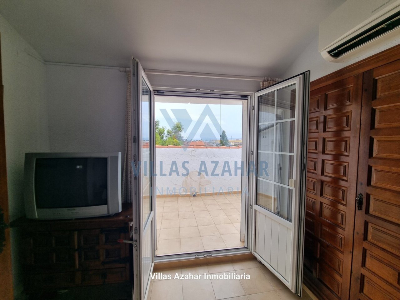 Lichtdurchfluteter Ausblick: Französische Fenster mit Zugang zur sonnigen Dachterrasse