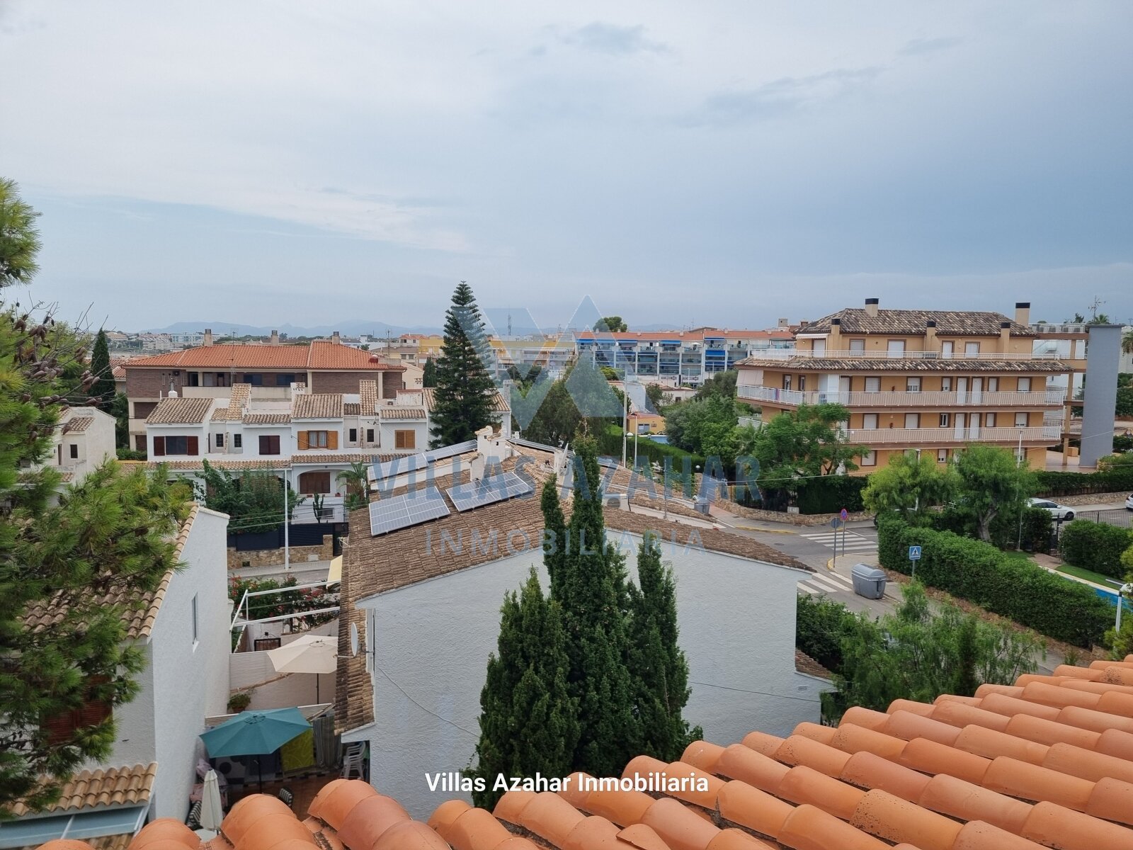 Nachhaltige Stadtoase: Panoramablick auf mediterrane Architektur Nachhaltige Stadtoase: Panoramablick auf mediterrane Architektur
