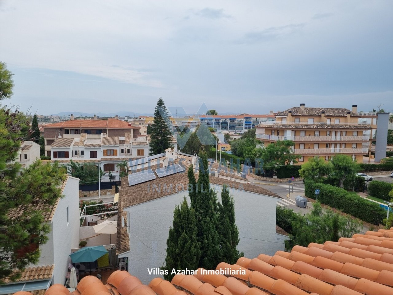 Nachhaltige Stadtoase: Panoramablick auf mediterrane Architektur