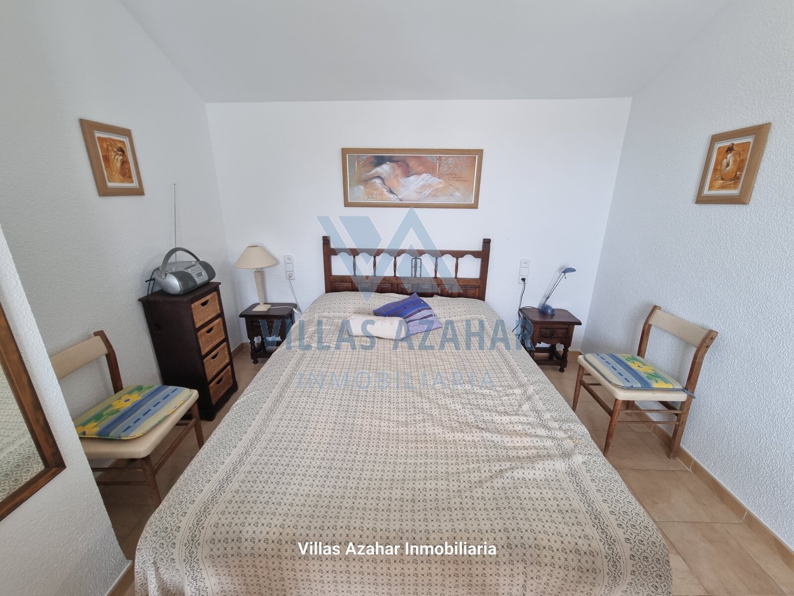 Charmantes Schlafzimmer mit harmonischer Raumaufteilung und klassischer Holzmöblierung - Ihr persönliches Ruheoase mit Charakter! Charmantes Schlafzimmer mit harmonischer Raumaufteilung und klassischer Holzmöblierung - Ihr persönliches Ruheoase mit Charakter!