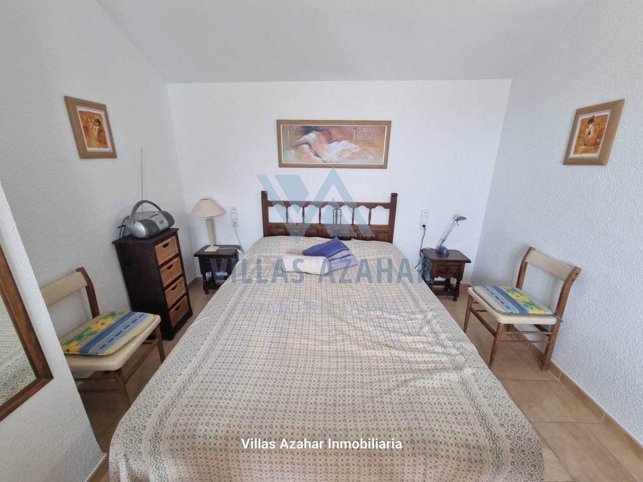 Charmantes Schlafzimmer mit harmonischer Raumaufteilung und klassischer Holzmöblierung - Ihr persönliches Ruheoase mit Charakter!