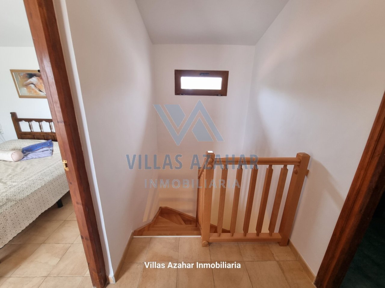 Elegante Holztreppe mit natürlichem Lichteinfall - Verbindet Etagen mit charmantem Design