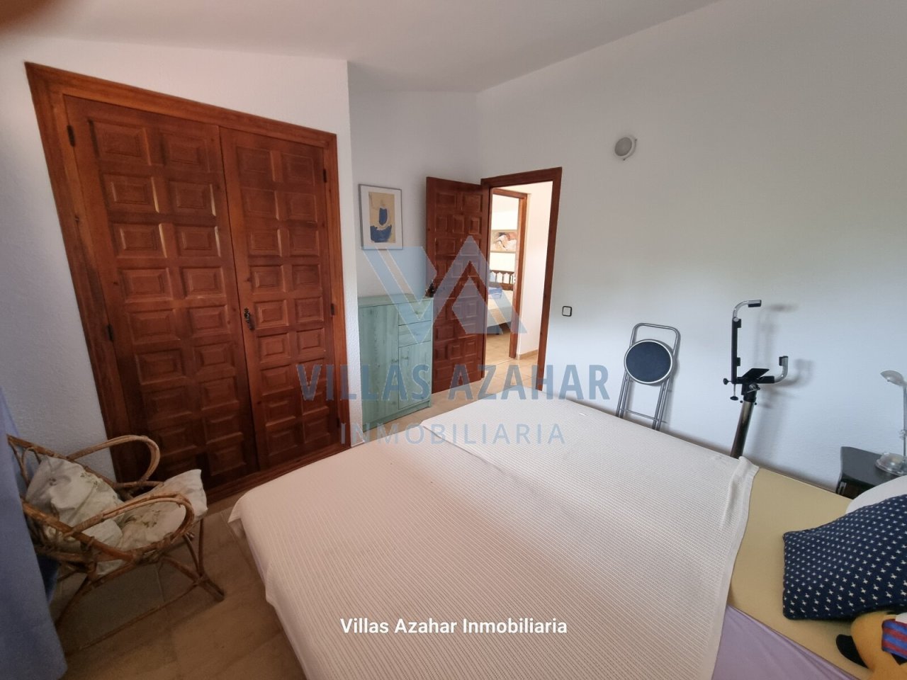 Geräumiges Schlafzimmer mit eleganten Holztüren und praktischem Einbauschrank - Mehr Stauraum geht nicht!