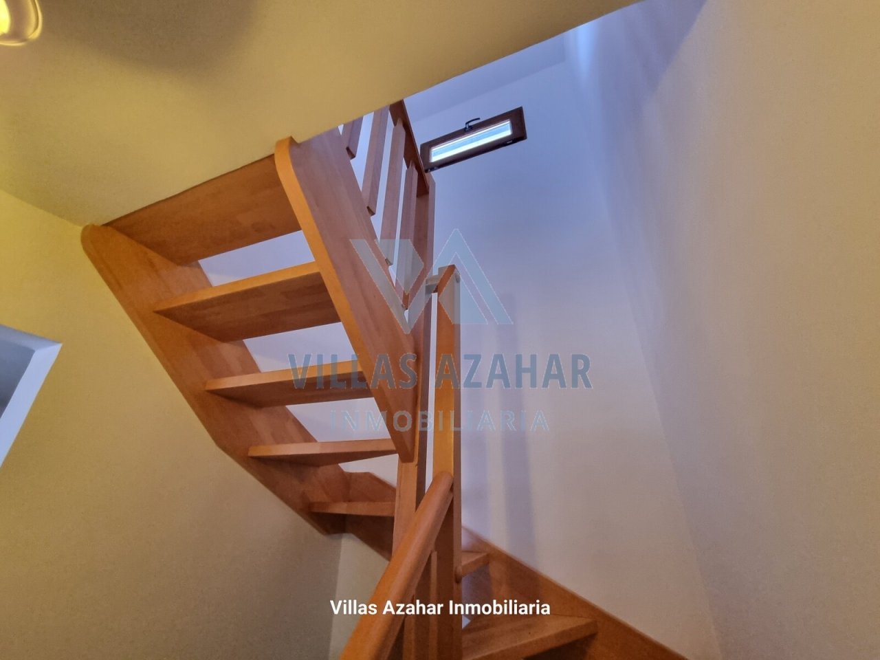 Elegante Holztreppe mit lichtdurchfluteter Architektur - Verbindet Etagen mit natürlicher Wärme und Design