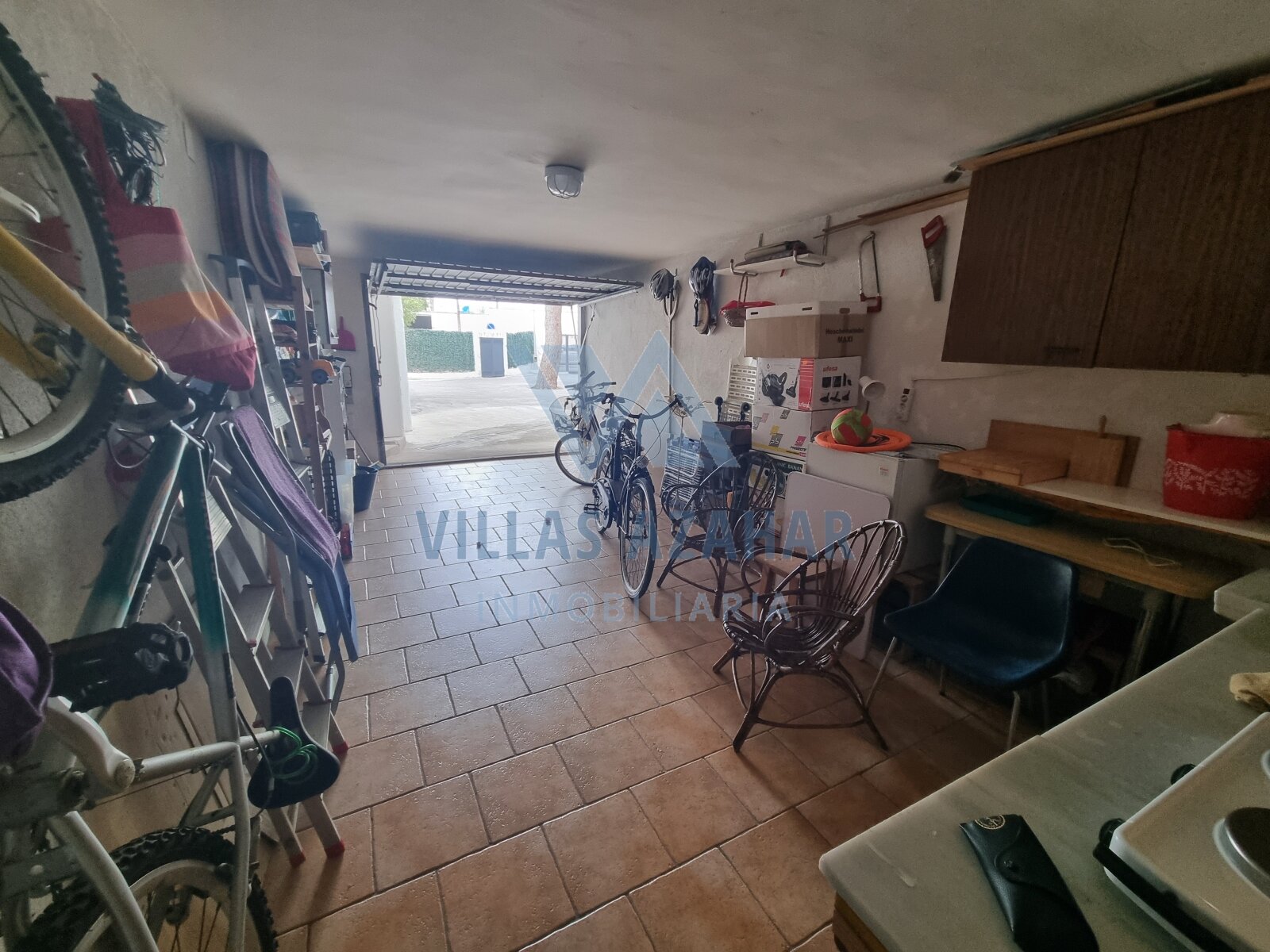 Multifunktionale Garage mit Fahrradstellplatz und praktischer Arbeitsstation - Optimale Nutzung auf kleinstem Raum! Multifunktionale Garage mit Fahrradstellplatz und praktischer Arbeitsstation - Optimale Nutzung auf kleinstem Raum!