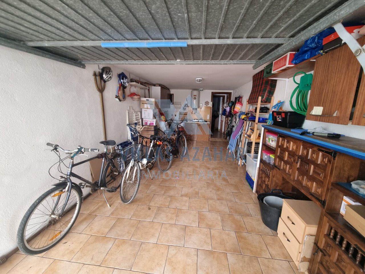 Multifunktionale Garage mit optimaler Stauraum-Lösung und Fahrradparkplatz