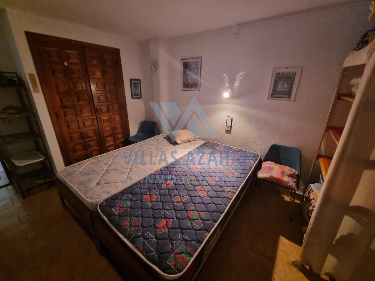 Charmantes Schlafzimmer mit historischer Kastentür - Gemütlichkeit und Charakter inklusive!