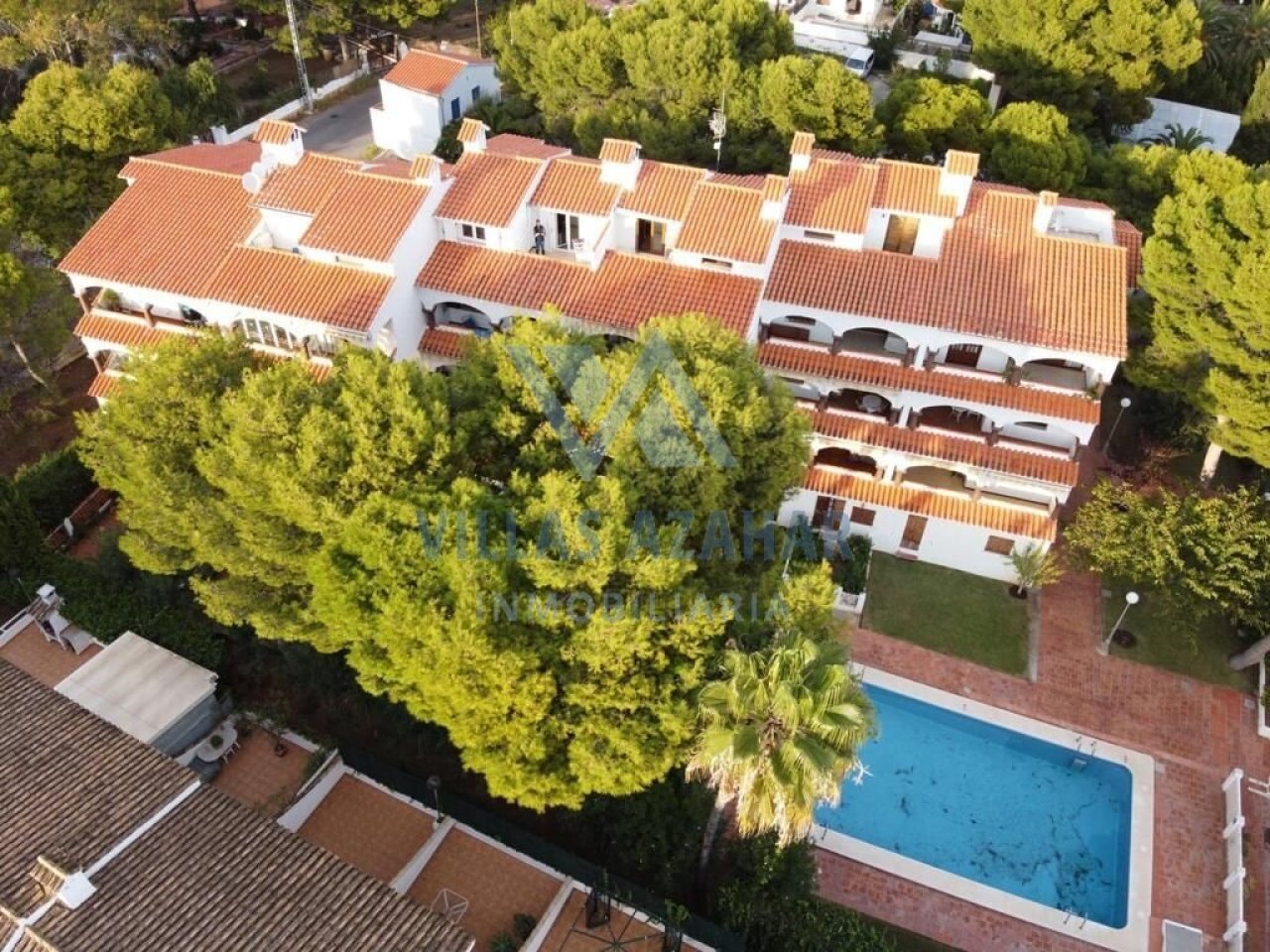 Mediterrane Wohnanlage mit Charme: Großzügige Reihenhäuser mit Pool und üppigem Baumbestand in Top-Lage!