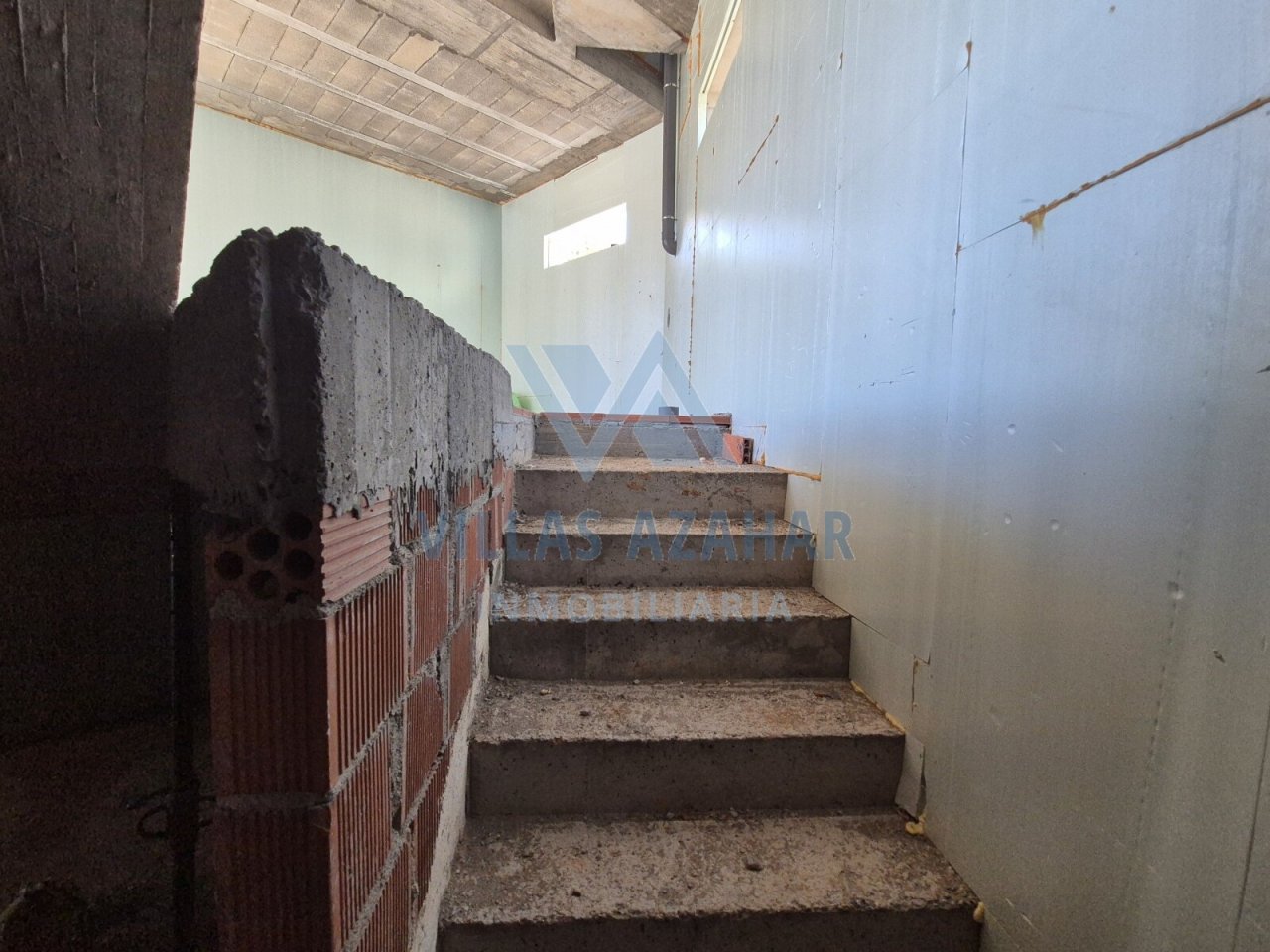 Robuste Betontreppe mit Potenzial - Solide Verbindung zwischen Etagen in Rohbauphase