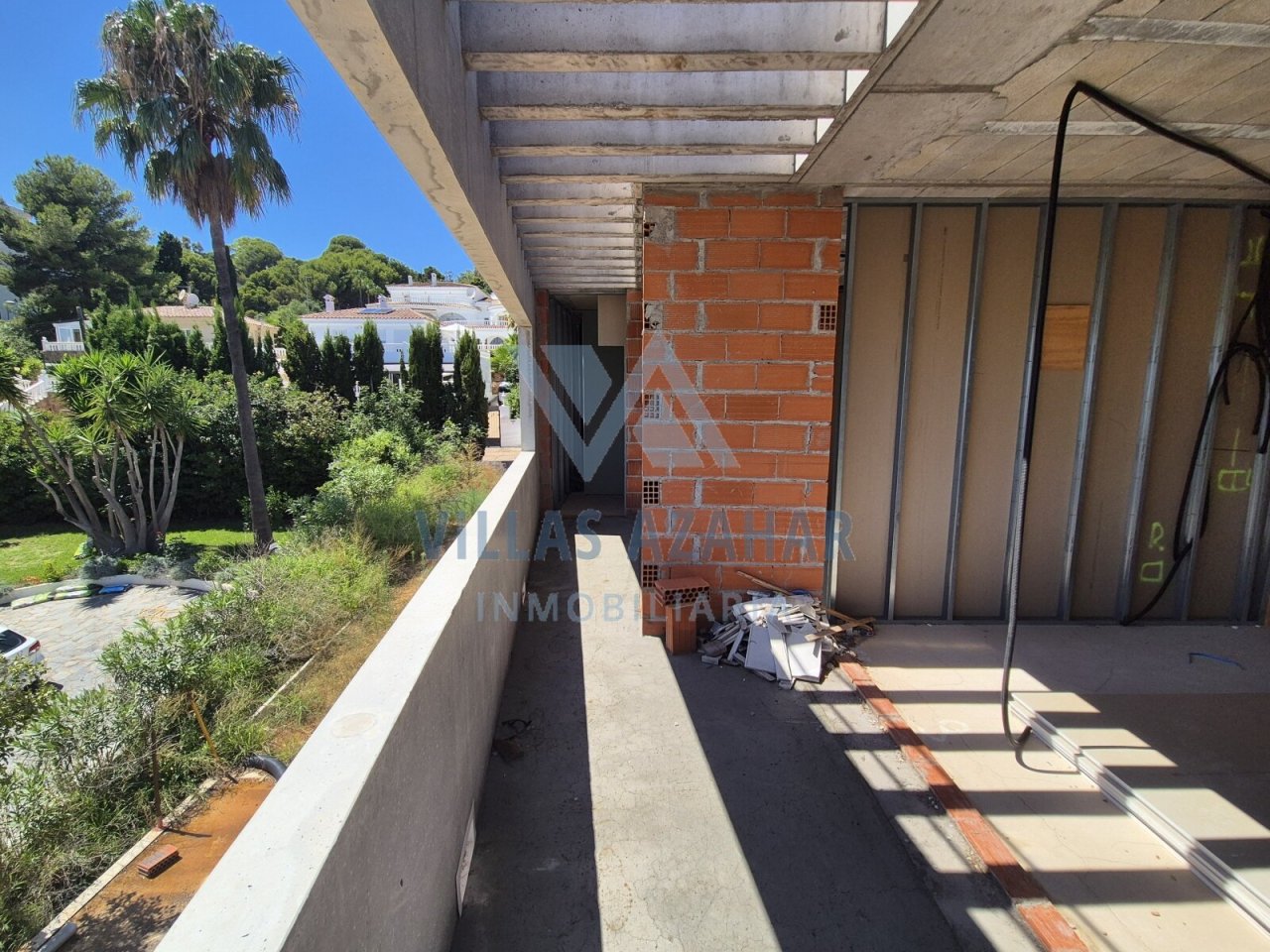 Rohbau mit Weitblick: Moderne Architektur in mediterraner Traumlage