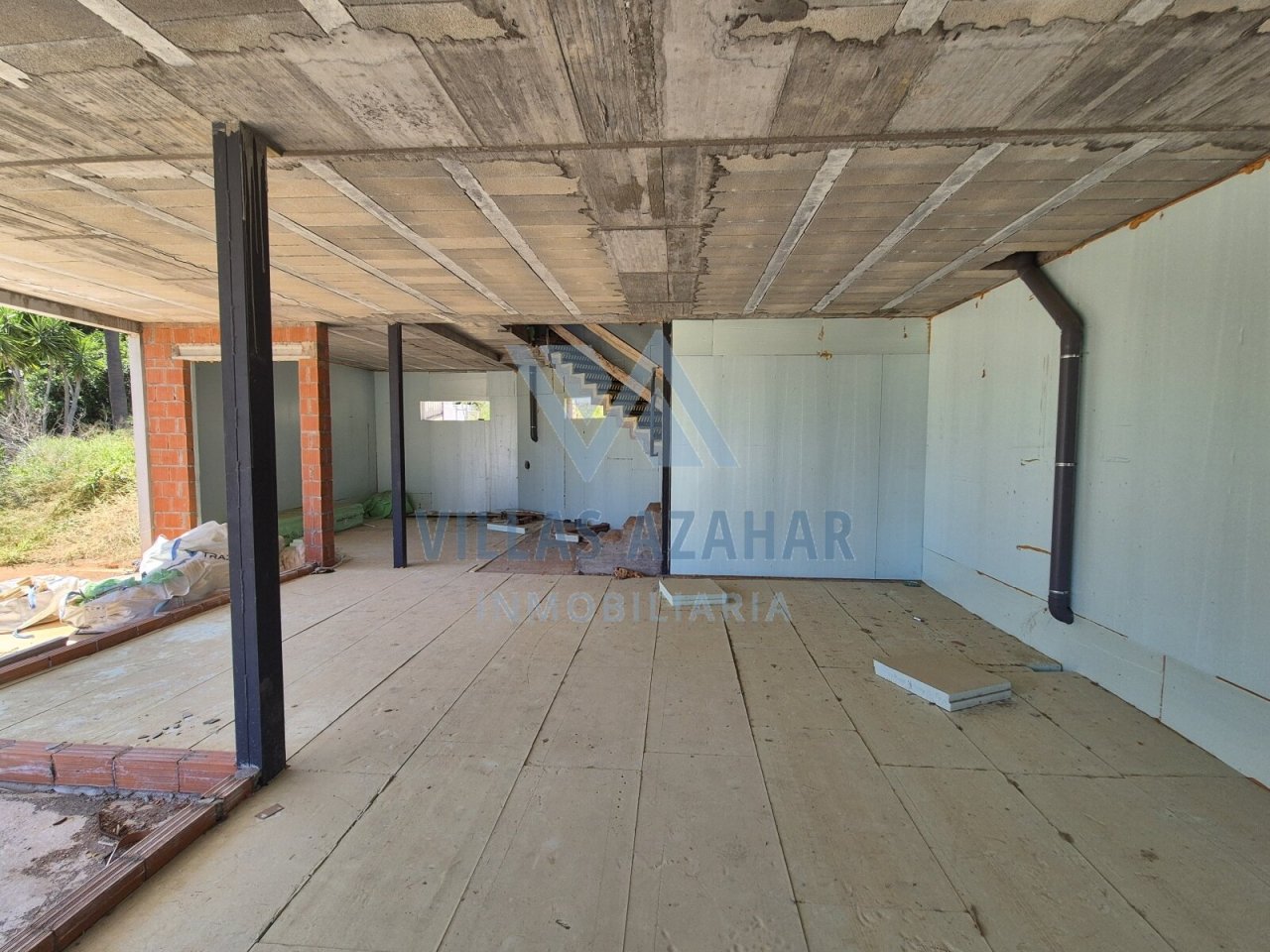 Rohdiamant mit Potenzial: Loft-Etage mit industriellem Charme und Weitblick