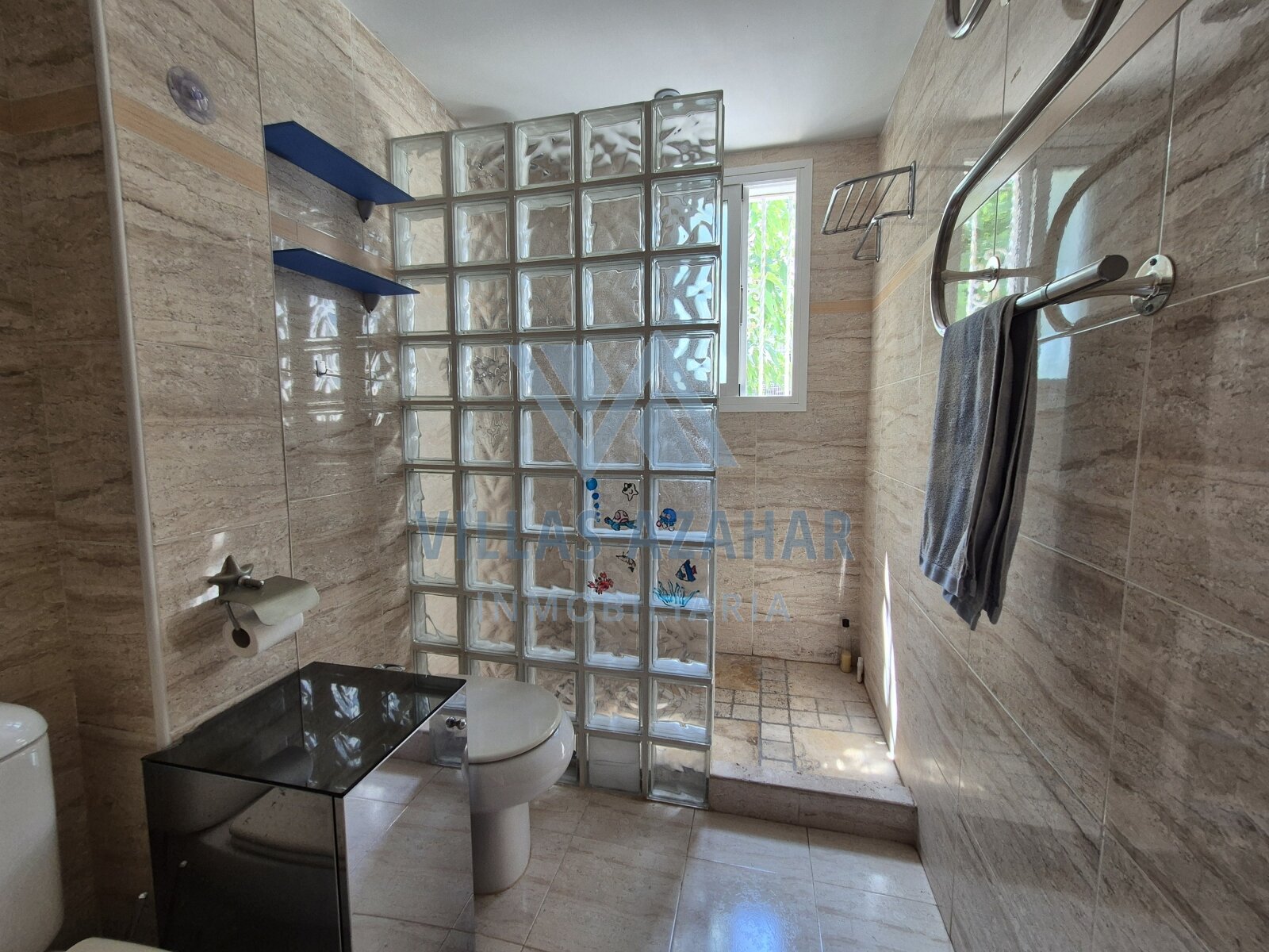 Lichtdurchflutete Wellness-Oase: Modernes Badezimmer mit Design-Glasbauelementen und natürlicher Beleuchtung Lichtdurchflutete Wellness-Oase: Modernes Badezimmer mit Design-Glasbauelementen und natürlicher Beleuchtung