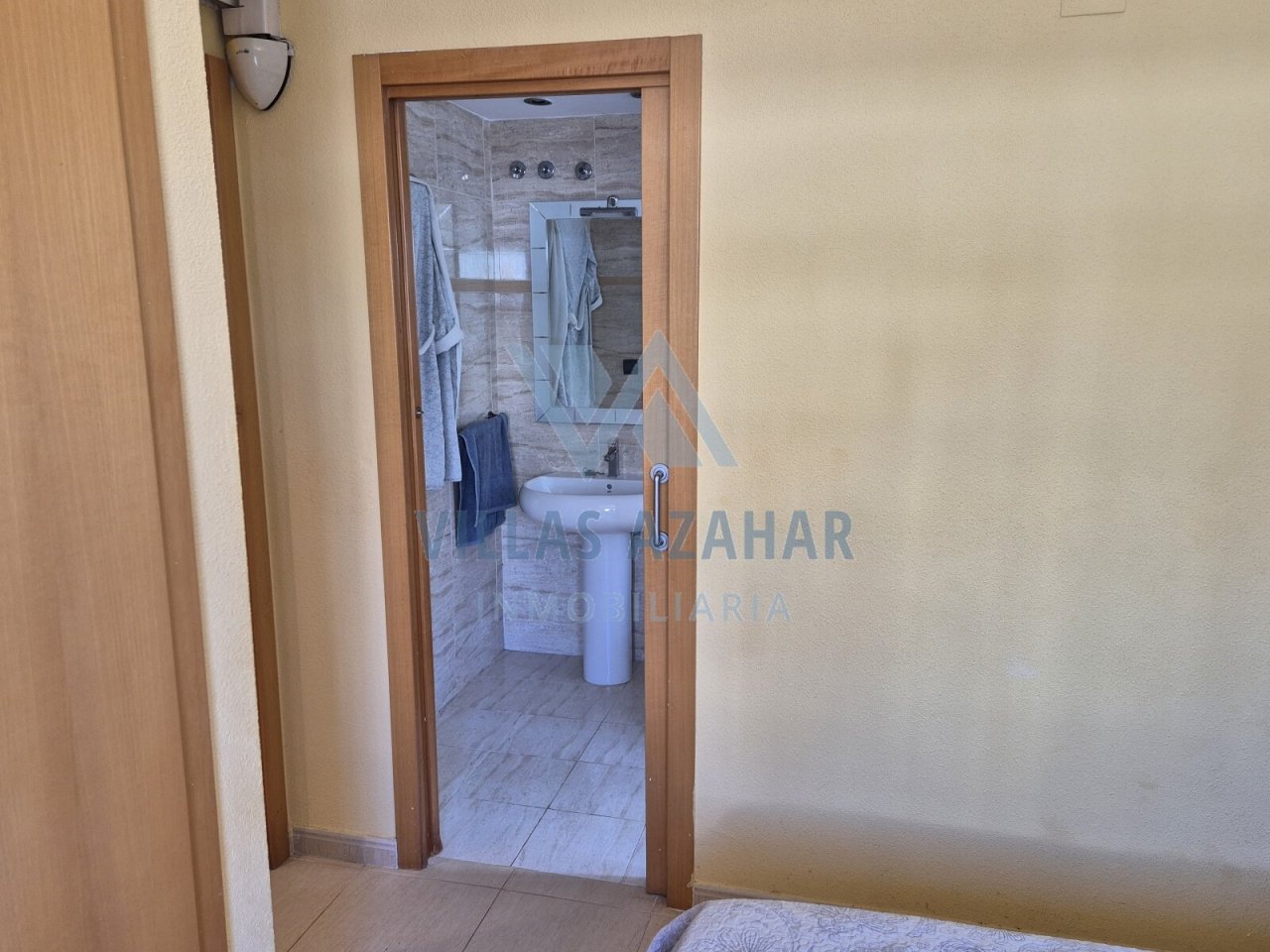 Komfortables Duschbad mit hochwertiger Glasduschtür und elegantem Holzrahmen - Ihr privates Wellness-Refugium!
