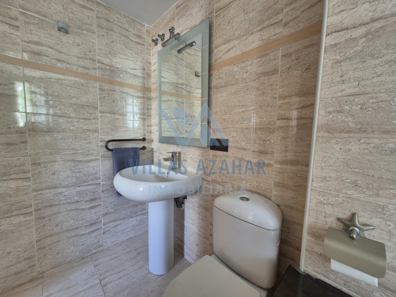 Exklusives Gäste-WC mit edler Naturstein-Optik und moderner Ausstattung